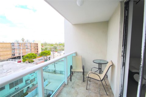 Condo in Miami Beach, Florida, 1 bedroom  № 1332403 - photo 19