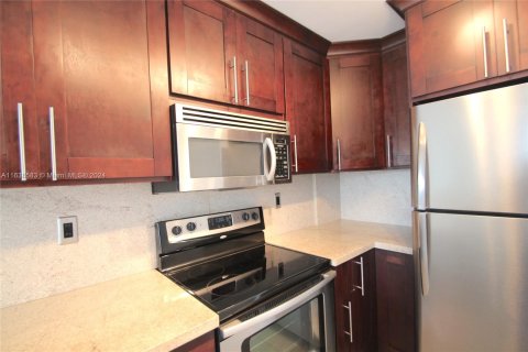 Condo in Miami Beach, Florida, 1 bedroom  № 1332403 - photo 9