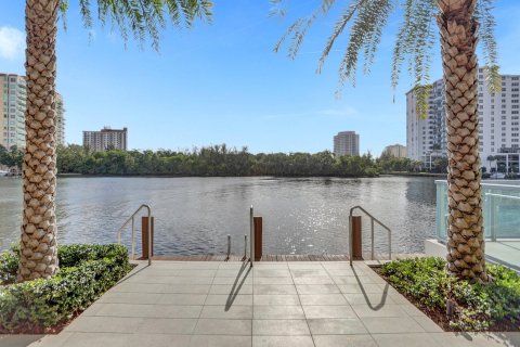 Condo in Fort Lauderdale, Florida, 3 bedrooms  № 957084 - photo 2