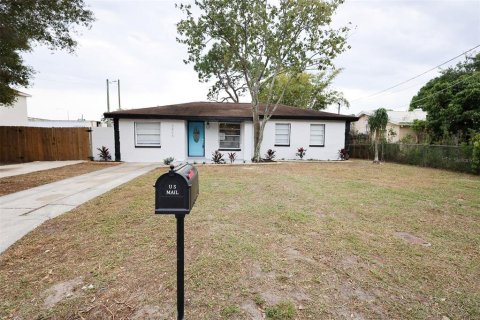 House in Tampa, Florida 4 bedrooms, 164.81 sq.m. № 870462 - photo 1