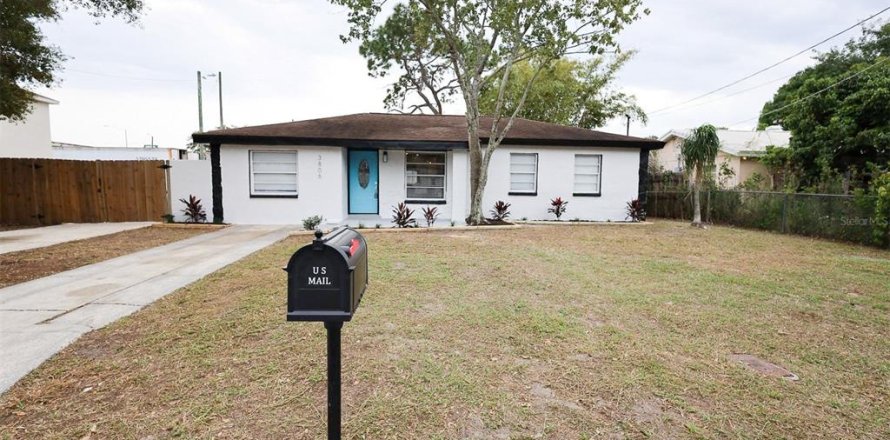 House in Tampa, Florida 4 bedrooms, 164.81 sq.m. № 870462