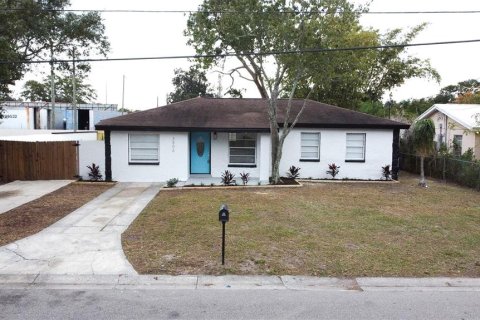 House in Tampa, Florida 4 bedrooms, 164.81 sq.m. № 870462 - photo 2