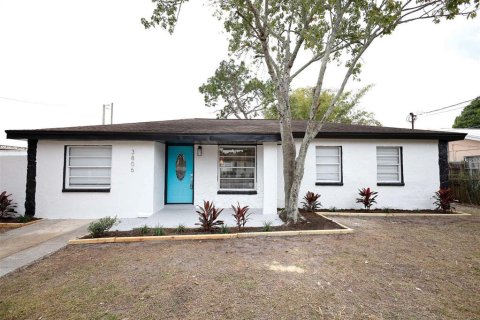 House in Tampa, Florida 4 bedrooms, 164.81 sq.m. № 870462 - photo 21