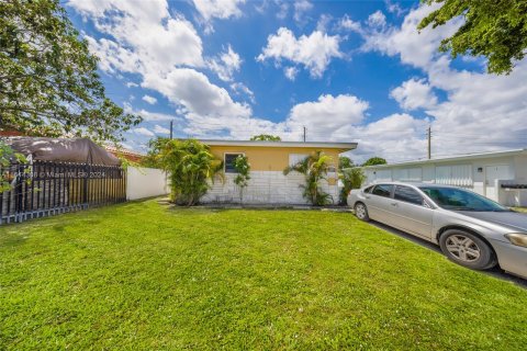 Immobilier commercial à vendre à Opa-locka, Floride: 190.82 m2 № 1325890 - photo 2