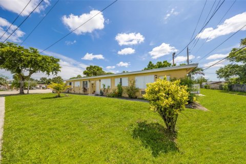 Immobilier commercial à vendre à Opa-locka, Floride: 190.82 m2 № 1325890 - photo 1