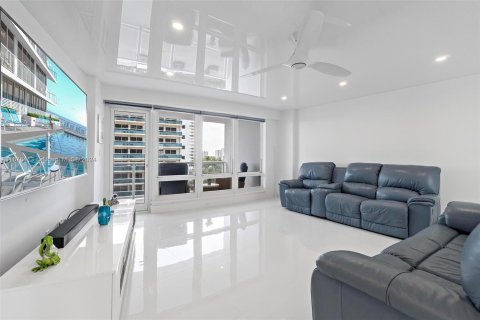 Condo in Fort Lauderdale, Florida, 1 bedroom  № 1401349 - photo 16