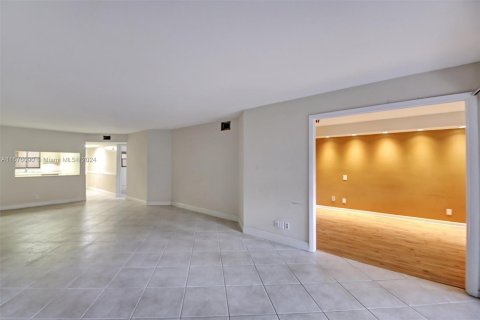 Condo in Coral Springs, Florida, 2 bedrooms  № 1401347 - photo 4