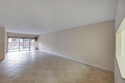 Condo in Coral Springs, Florida, 2 bedrooms  № 1401347 - photo 3