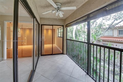 Condo in Coral Springs, Florida, 2 bedrooms  № 1401347 - photo 1