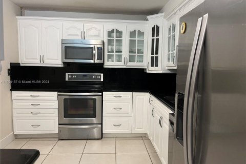 Condo in Doral, Florida, 2 bedrooms  № 1351583 - photo 11