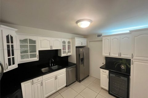 Condo in Doral, Florida, 2 bedrooms  № 1351583 - photo 13