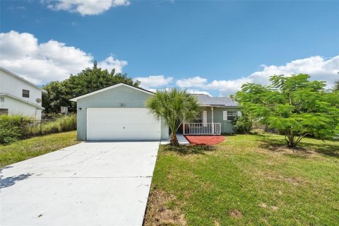 House in Poinciana, Florida 3 bedrooms, 111.85 sq.m. № 1352765 - photo 1