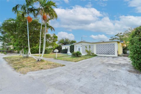 House in Miami Gardens, Florida 6 bedrooms, 208.38 sq.m. № 1128530 - photo 30