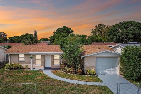 House in Port Richey, Florida 3 bedrooms, 121.33 sq.m. № 1354043 - photo 3