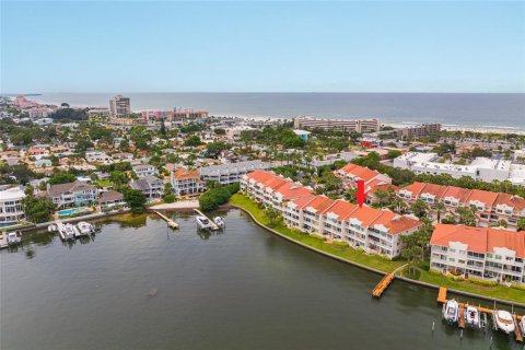 Touwnhouse à vendre à Saint Pete Beach, Floride: 4 chambres, 211.35 m2 № 1371541 - photo 1