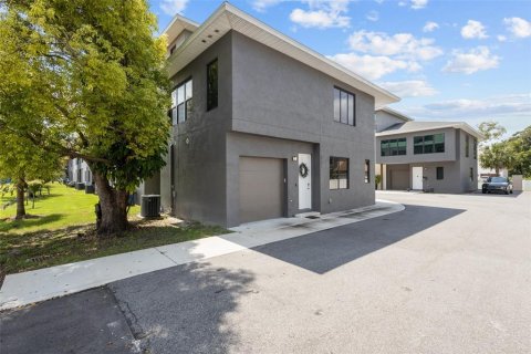 Touwnhouse à vendre à Tampa, Floride: 2 chambres, 124.95 m2 № 1371504 - photo 1