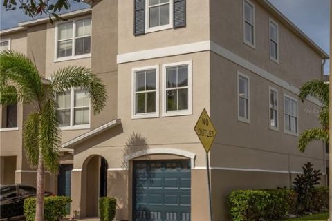 Townhouse in PALM RIVER TOWNHOMES in Tampa, Florida 3 bedrooms, 157.93 sq.m. № 1355994 - photo 1