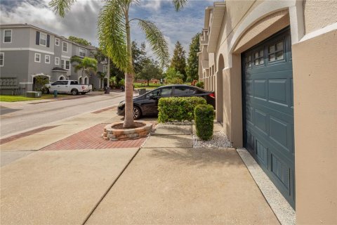 Townhouse in PALM RIVER TOWNHOMES in Tampa, Florida 3 bedrooms, 157.93 sq.m. № 1355994 - photo 3