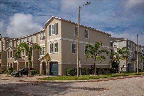 Townhouse in PALM RIVER TOWNHOMES in Tampa, Florida 3 bedrooms, 157.93 sq.m. № 1355994 - photo 4