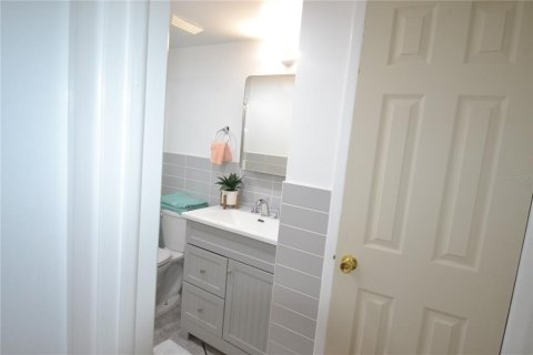 Condo in New Port Richey, Florida, 1 bedroom  № 1302039 - photo 6