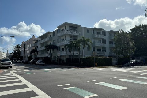 Condo in Miami Beach, Florida, 1 bedroom  № 1423721 - photo 18