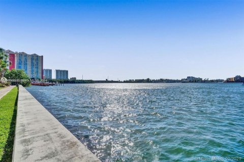 Condominio en alquiler en Sunny Isles Beach, Florida, 2 dormitorios, 95.13 m2 № 1372721 - foto 15