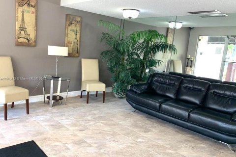 Condominio en venta en Lauderhill, Florida, 1 dormitorio, 86.21 m2 № 1372720 - foto 8