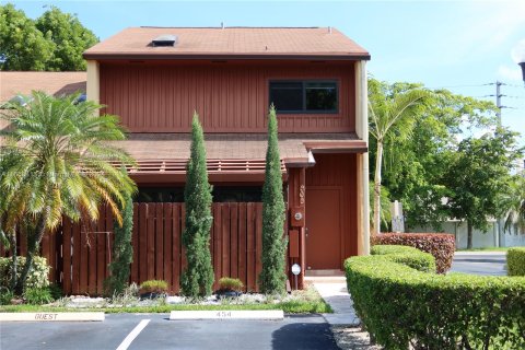 Townhouse in Dania Beach, Florida 2 bedrooms, 153.29 sq.m. № 1372759 - photo 1