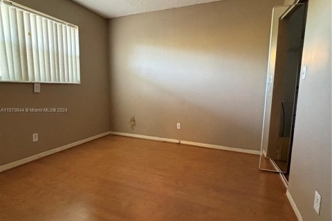 Condo in Tamarac, Florida, 2 bedrooms  № 1293971 - photo 17