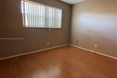 Condo in Tamarac, Florida, 2 bedrooms  № 1293971 - photo 18