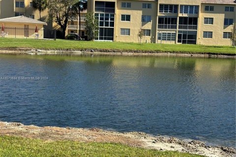 Condo in Tamarac, Florida, 2 bedrooms  № 1293971 - photo 5