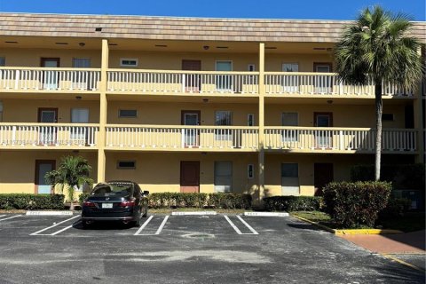 Condo in Tamarac, Florida, 2 bedrooms  № 1293971 - photo 2