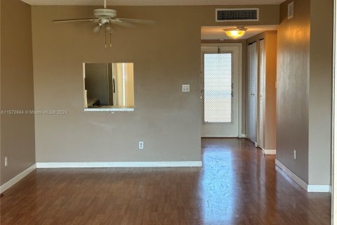 Condo in Tamarac, Florida, 2 bedrooms  № 1293971 - photo 27