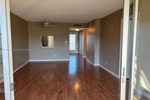 Condo in Tamarac, Florida, 2 bedrooms  № 1293971 - photo 23