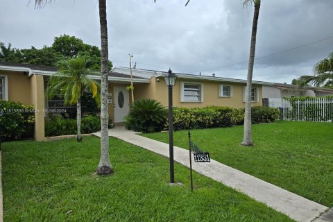 Casa en venta en Miami, Florida, 4 dormitorios, 178.56 m2 № 1400056 - foto 1