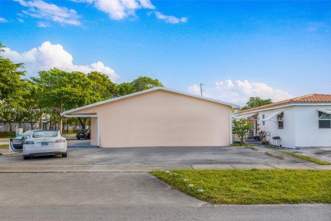 Купить коммерческую недвижимость в Халландейл-Бич, Флорида 199.83м2, № 975359 - фото 8