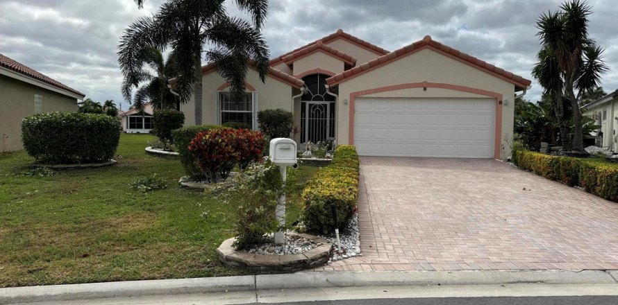 House in Delray Beach, Florida 3 bedrooms, 141.95 sq.m. № 981831