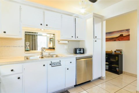 Condo in Dania Beach, Florida, 2 bedrooms  № 1395849 - photo 13