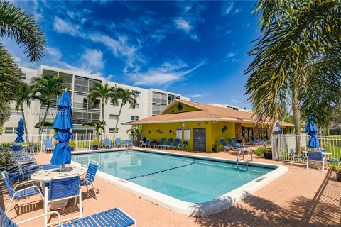 Condo in Dania Beach, Florida, 2 bedrooms  № 1395849 - photo 7