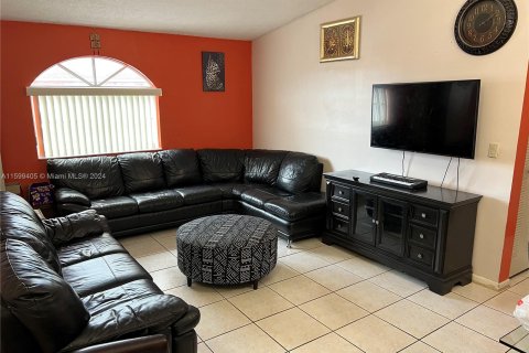 Condominio en venta en Hialeah, Florida, 2 dormitorios, 90.12 m2 № 1209851 - foto 4