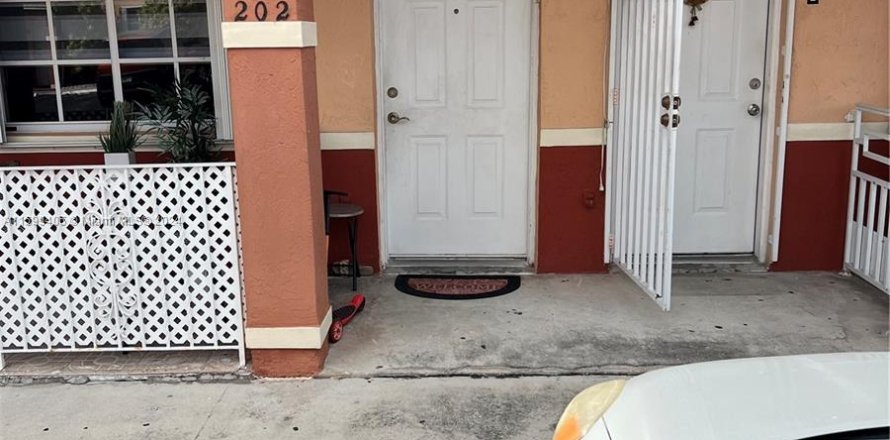 Condominio en Hialeah, Florida, 2 dormitorios  № 1209851