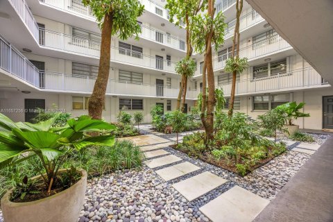 Condo in Miami, Florida, 1 bedroom  № 1381777 - photo 2