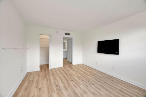 Condo in Miami, Florida, 1 bedroom  № 1381777 - photo 12