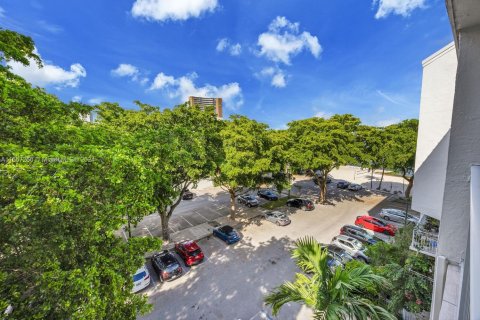 Condo in Miami, Florida, 1 bedroom  № 1381777 - photo 17