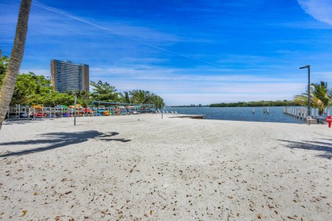 Condo in Miami, Florida, 1 bedroom  № 1381777 - photo 25