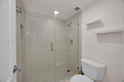 Condo in Miami, Florida, 1 bedroom  № 1381777 - photo 15