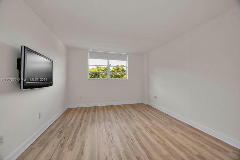 Condo in Miami, Florida, 1 bedroom  № 1381777 - photo 11