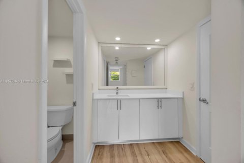 Condo in Miami, Florida, 1 bedroom  № 1381777 - photo 13