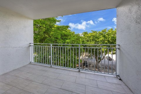 Condo in Miami, Florida, 1 bedroom  № 1381777 - photo 16