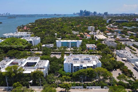 Condo in Miami, Florida, 1 bedroom  № 1381777 - photo 22